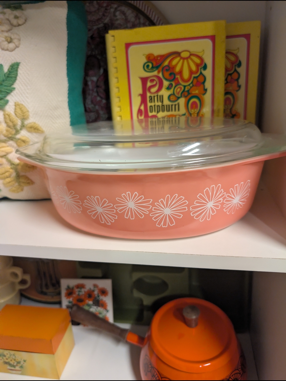 Vintage Pyrex 2.5q Pink Daisy Casserole With Lid - Picture 5 of 5